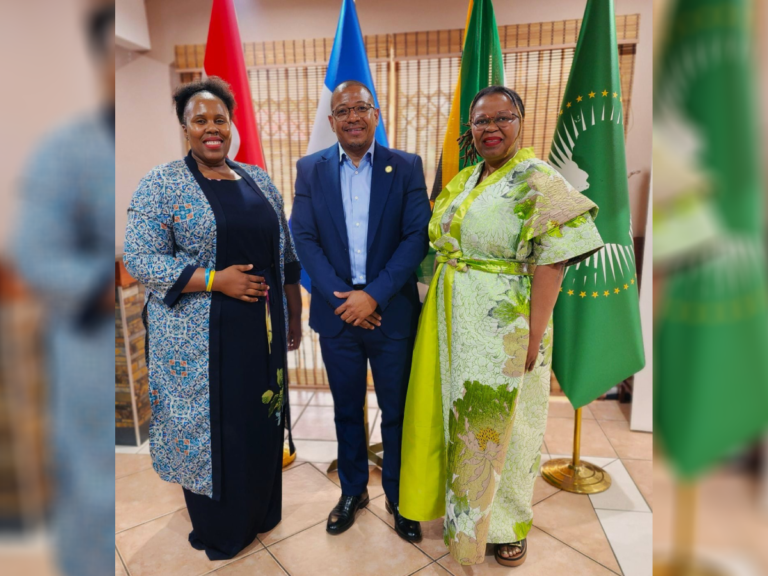 Con mujeres progresistas africanas