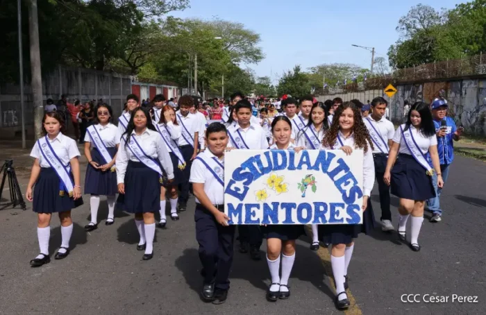 Municipios se visten de gala con desfiles escolares