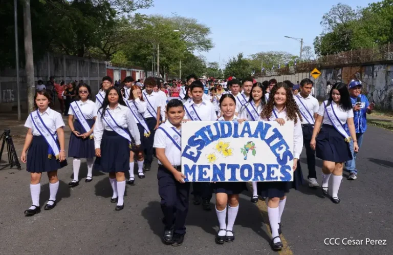 Municipios se visten de gala con desfiles escolares