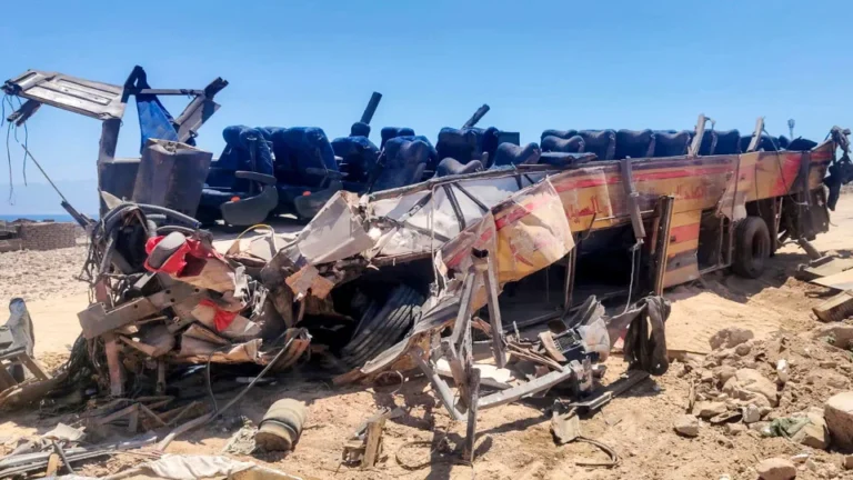 Vuelco de un autobús deja 16 personas muertas en Egipto