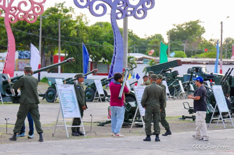 Familias disfrutan de la Exposición Extática del Ejército de Nicaragua