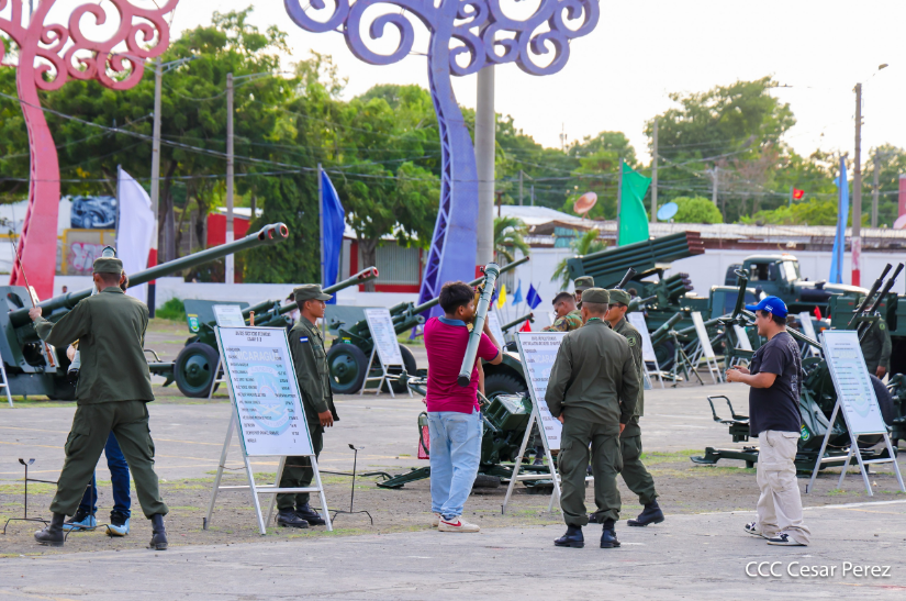 Familias disfrutan de la Exposición Extática del Ejército de Nicaragua