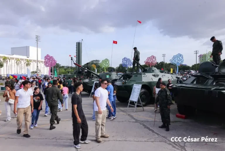 Familias disfrutan de Exposición Estática del Ejército de Nicaragua