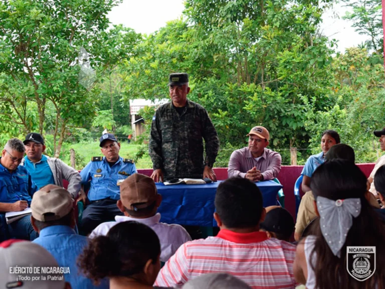 Ejército de Nicaragua en reunión con pobladores de Laguna de Perlas y El Tortuguero