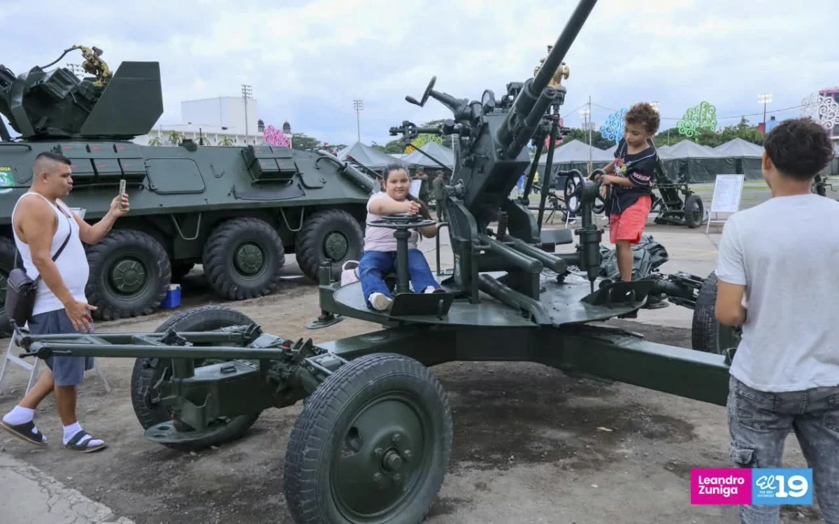 Familias disfrutan de la Exposición Estática del Ejército de Nicaragua