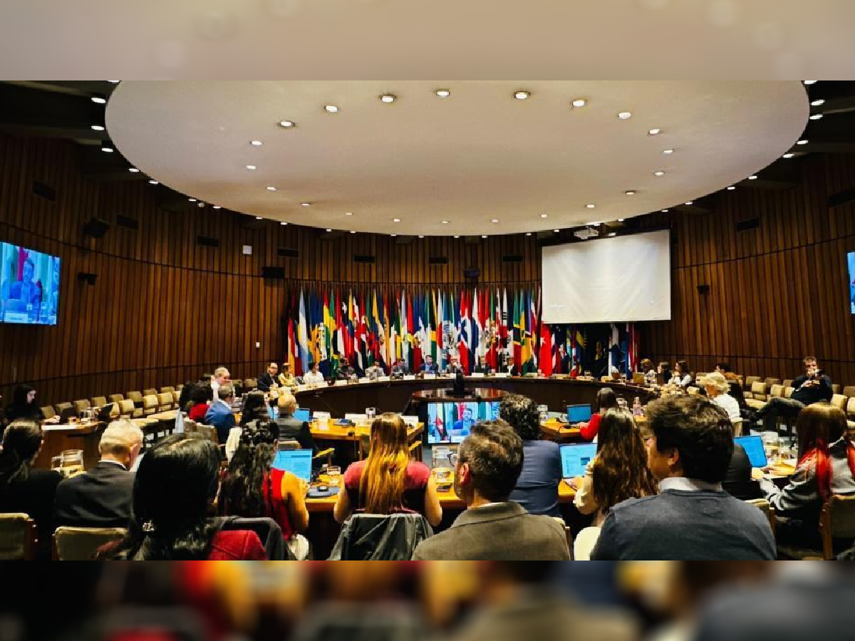 Encuentro de Financiamiento Climático El Gobierno de Nicaragua, a través del Ministerio del Ambiente y de los Recursos Naturales (MARENA), se encuentra participando del 28 de Septiembre al 02 de Octubre del 2026 en el “Curso de Capacitación de la Plataforma de Precio al Carbono en las Américas (CPA)”, realizado en la ciudad de Santiago de Chile, el cual es organizado por la Comisión Económica para América Latina y el Caribe (CEPAL). En esta capacitación participan más de 90 Especialistas de 20 Países, quienes intercambian experiencias y conocimientos sobre mercados de carbono, política económica y la implementación del Artículo 6 del Acuerdo de París. La representación de Nicaragua está a cargo del Compañero José Gonzalo Torrez Guillén, Especialista Forestal del MARENA.