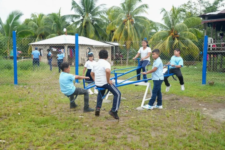 Rehabilitan centro escolar en Kukalaya