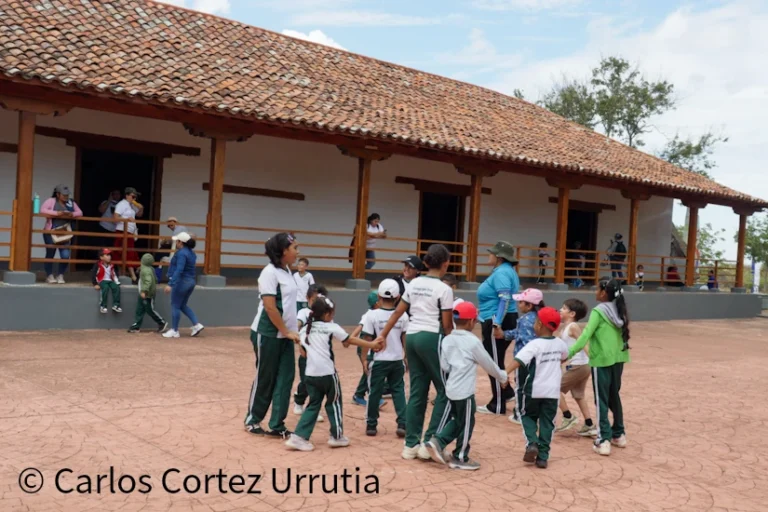 Estudiantes visitan la Hacienda San Jacinto