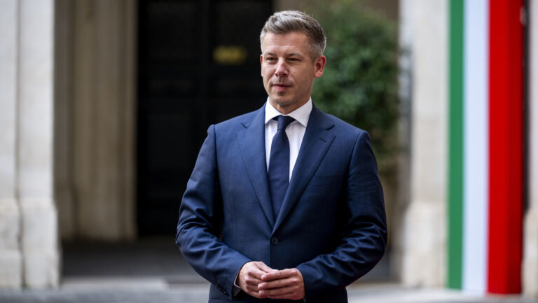 Parlamento retira inmunidad al primer ministro de Hungría
