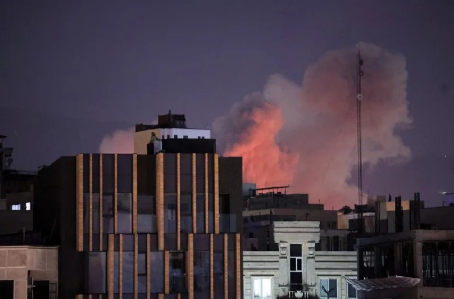 Irán ejecuta ofensiva contra instalaciones militares de EEUU