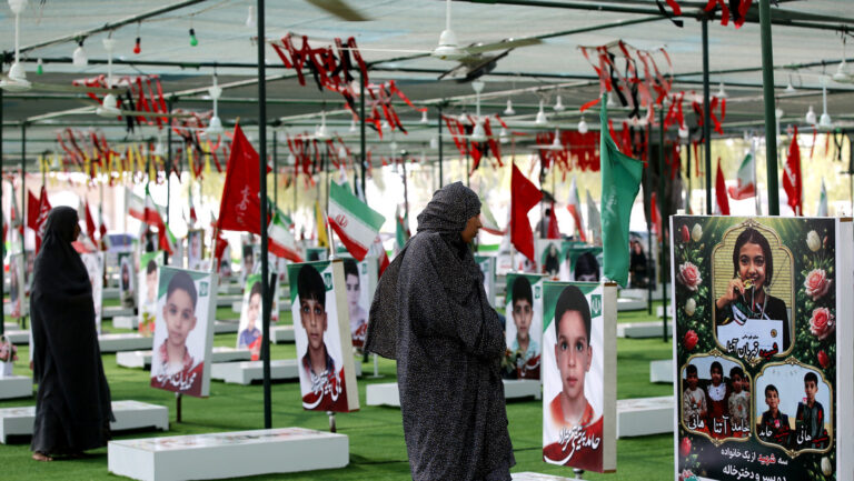 Irán recuerda a 160 estudiantes muertos y acusa a EE. UU.