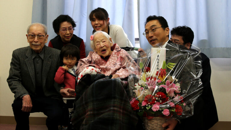 Japón supera por primera vez los cien mil centenarios
