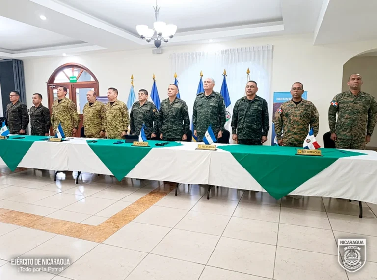 LX Reunión Ordinaria de Directores y Oficiales Enlaces de Inteligencia y Operaciones de la CFAC EJÉRCITO DE NICARAGUA NOTA DE PRENSA N° 184/2026 LX REUNIÓN DE DIRECTORES Y OFICIALES ENLACES DE INTELIGENCIA Y OPERACIONES DE LA CFAC En cumplimiento a la orden del Comandante en Jefe de las Fuerzas Militares del Ejército de Nicaragua, General de Ejército Julio César Avilés Castillo, para avanzar en el fortalecimiento de las relaciones de amistad y cooperación con fuerzas armadas y ejércitos amigos y de conformidad al Cronograma General de Actividades de la CFAC, del 21 al 25 de septiembre de 2026, la Dirección de Inteligencia Militar y la Dirección de Operaciones y Planes del Ejército de Nicaragua participaron en la Sexagésima (LX) Reunión Ordinaria de Directores y Oficiales Enlaces de Inteligencia y Operaciones (RODIOP) de la Conferencia de las Fuerzas Armadas Centroamericanas (CFAC), realizada en la República de El Salvador. En la LX RODIOP participaron Directores y Oficiales Enlace de Inteligencia y Operaciones de las fuerzas armadas miembros de Guatemala, El Salvador, Honduras, Nicaragua y República Dominicana, quienes puntualizaron el cumplimiento de la agenda temática priorizada por el Consejo Superior de la CFAC, abordando como puntos de agenda: • El fortalecimiento de procesos de enfrentamiento de amenazas y riesgos comunes que enfrenta la región de Centroamérica y República Dominicana. • Elaboración del informe regional de los países miembros de la CFAC, sobre el estado actual de las amenazas a la seguridad regional, su evolución y tendencias, así como análisis de los resultados logrados durante el desarrollo de los diferentes planes operacionales. • Los resultados operacionales de las FAM – CFAC, en el enfrentamiento al narcotráfico y crimen organizado transnacional, terrorismo internacional, maras o pandillas, control de la migración ilegal y de operaciones coordinadas de Seguridad Fronteriza. • Revisión de los mecanismos de intercambio de información en tiempo real, de coordinación para el desarrollo de operaciones militares coordinadas, incorporando los aspectos necesarios para su fortalecimiento en aras de lograr mejores resultados durante el enfrentamiento a las amenazas y riesgos a la seguridad regional. También se realizaron valoraciones sobre el comportamiento y situación actual de las amenazas a la seguridad regional enfatizando en los esfuerzos de inteligencia y operacionales desarrollados en zonas fronterizas, áreas marítimas jurisdiccionales y espacios aéreos de los países miembros de la CFAC. Los jefes y directores de Inteligencia y Operaciones de las FAM – CFAC, durante esta actividad reafirmaron que, bajo los principios de integración, confianza y cooperación, mantendrán concentrados los esfuerzos en cumplir las misiones encomendadas, la base normativa de la CFAC, para garantizar y fortalecer la seguridad en las fronteras estatales en correspondencia a la legislación nacional de cada país para lograr altos niveles de seguridad, estabilidad y bienestar de nuestras naciones. En cumplimiento de las misiones y tareas: “Todo por la Patria”. En defensa de la Patria y la Institución: ¡Firmeza y Cohesión! Dado en la ciudad de Managua, a los veintiocho días del mes de septiembre del año dos mil veintiséis. COMANDANCIA GENERAL DIRECCIÓN DE RELACIONES PÚBLICAS Y EXTERIORES