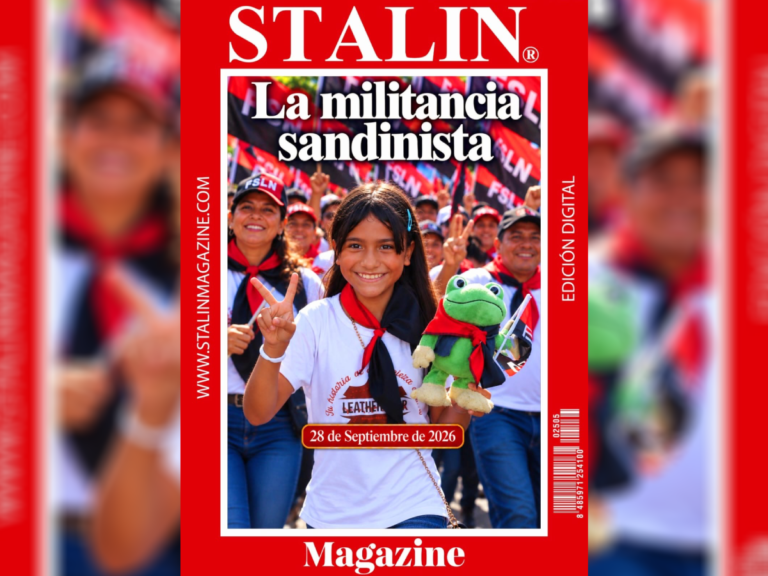 La Militancia Sandinista Stalin Vladimir Centeno La militancia sandinista aglutina a personas de distintas edades, oficios y procedencias que forman parte de la base del Frente Sandinista de Liberación Nacional y participan activamente en la vida política y social del país, más allá de las concentraciones partidarias y de los procesos electorales, porque también trabajan diariamente en las comunidades y mantienen contacto permanente con la población. Con el paso del tiempo, la militancia ha asumido distintas responsabilidades y ha cambiado sus formas de participación sin perder su identidad política. La juventud tiene un enorme protagonismo dentro de la militancia y su llegada ha dado nuevos rostros y nuevas voces a la base del sandinismo, generaciones nacidas muchos años después del triunfo revolucionario que han hecho suyo el FSLN y hoy lo viven desde su propio tiempo, teniendo como columna vertebral de la Revolución a sus dos principales referentes, la Copresidenta Compañera Rosario Murillo y el Copresidente Comandante Daniel Ortega, mientras los jóvenes ganan mayor espacio y escriben su propia parte en la historia del Frente Sandinista. Esa forma de vivir la militancia viene de mucho antes del triunfo revolucionario y nació al calor de la lucha contra la dictadura somocista, cuando el sandinismo fue creciendo entre el pueblo y Carlos Fonseca dejó escrito en 1975 que el militante debía estar cerca de la vida del trabajador, aprender de la gente y hacer que sus palabras fueran de la mano con sus actos, principios que después del 19 de julio de 1979 pasaron de los años de lucha a otra etapa, cuando el FSLN llegó al Gobierno y la militancia comenzó a enfrentar nuevos retos junto al pueblo. Con el triunfo revolucionario, la militancia sandinista pasó de la lucha contra el somocismo a vivir junto al pueblo los cambios que comenzaban en el país, y quizás la Cruzada Nacional de Alfabetización de 1980 sea de los ejemplos que mejor cuentan la historia vivida, cuando unos 60 mil jóvenes se fueron al campo para enseñar a leer y escribir y terminaron conociendo de cerca la vida de las familias campesinas. La UNESCO señala que el analfabetismo bajó del 50 al 12 por ciento, y la alfabetización dio paso a otras tareas que mantuvieron a los militantes cerca de la población durante los difíciles años de la agresión bélica. La guerra que se nos impuso en los años ochenta cambió la vida del país y también la manera de militar, porque el conflicto llegó hasta las comunidades y golpeó directamente a muchas familias, mientras los militantes sandinistas enfrentaban circunstancias mucho más difíciles que las vividas inmediatamente después de 1979, manteniéndose cerca de la gente y de sus problemas diarios, algo que años después tendría otro peso cuando el Frente dejó el Gobierno en 1990 y su base tuvo que seguir adelante sin tener el poder del Estado. Después de 1990 comenzó otro capítulo para los sandinistas, tras unas elecciones realizadas al final de una década marcada por la guerra financiada por Estados Unidos y el bloqueo económico, con un pueblo golpeado, amenazado y chantajeado ante la posibilidad de que la guerra y las sanciones continuaran si el FSLN seguía gobernando, mientras la Unión Nacional Opositora llegó a las elecciones con respaldo político y financiero estadounidense y entregada servilmente a esa potencia, fuera del Gobierno, el Frente Sandinista tuvo que cambiar su manera de hacer política, fortalecer el trabajo con sus bases y mantenerse cerca de la gente durante casi diecisiete años, hasta regresar al Gobierno en 2007. El retorno del FSLN al Gobierno en enero de 2007 cambió nuevamente el rumbo de sus militantes, después de casi diecisiete años de mantener vivo al partido desde la oposición, ahora volvían a caminar junto a un proyecto que retomaba el poder y comenzaba a impulsar programas sociales, restituir los derechos de la gente y llevar a cabo obras públicas en beneficio del pueblo, con la Compañera Rosario Murillo y el Comandante Daniel Ortega al frente de este nuevo período, mientras la base sandinista volvía a tener mayor cercanía con las acciones del Ejecutivo y con el modelo de Pueblo Presidente, que desde entonces pasó a formar parte de la manera de hacer política del Buen Gobierno Sandinista. La militancia vive hoy entre el partido, las comunidades y el trabajo del Gobierno, y participa en distintos momentos de la vida política y social del país, como ocurrió en estos últimos meses durante las consultas sobre las reformas parciales a la Constitución, donde fueron convocados distintos sectores de la población, reflejando una base amplia en la que los militantes y el pueblo son protagonistas porque forman parte de la misma fuerza popular y comparten los cambios que vive el país, desde los municipios, barrios y comarcas, pasando por las regiones, departamentos y cabeceras departamentales, hasta cada rincón de Nicaragua. La amplitud de la base sandinista también se mira en las distintas maneras de militar, porque cada persona aporta según el lugar que tiene en la sociedad y la realidad que vive, sin que pertenecer al mismo partido signifique hacer exactamente lo mismo, y ahí radica buena parte de su fuerza popular, en hombres y mujeres que desde sus propias labores mantienen vigente su identificación con el sandinismo y hacen de la militancia algo que forma parte de sus vidas, sus familias y su manera de relacionarse con el país. Además la forma de militar también ha cambiado con los años, hoy las redes sociales y la comunicación digital se suman al contacto directo entre los sandinistas, llevando sus mensajes a lugares donde antes solo llegaban por otros medios y abriendo nuevas maneras de participar, sin dejar atrás el encuentro personal que sigue siendo parte de la vida partidaria. Así llega el sandinismo a nuestros días, con la Copresidenta Compañera Rosario Murillo y el Copresidente Comandante Daniel Ortega al frente del país y con sus militantes incorporando las herramientas de estos tiempos a su manera de hacer política. Detrás de todo lo recorrido queda la pregunta que define el sentido de este artículo, qué significa ser militante sandinista, y la respuesta va mucho más allá de pertenecer a un partido, porque militar significa asumir principios, ponerlos en práctica, aprender del pueblo, actuar con modestia, respetar al compañero y hacer que las palabras tengan respaldo en los hechos, rasgos que aparecen desde los primeros escritos sobre el militante sandinista y que colocan la conducta personal al mismo nivel que las ideas políticas. Ser militante también significa pensar en colectivo antes que en intereses individuales, compartir una causa con otros y llevarla consigo dondequiera que esté, de manera que la militancia deja de ser solamente una afiliación y pasa a convertirse en compromiso, disciplina, fraternidad y servicio al pueblo. Tal y como nos han enseñado la Compañera Rosario Murillo y el Comandante Daniel Ortega, un militante debe querer a su patria, defender la soberanía, promover la paz y mantener viva la lucha de nuestros héroes contra los invasores, los traidores y los vendepatrias.