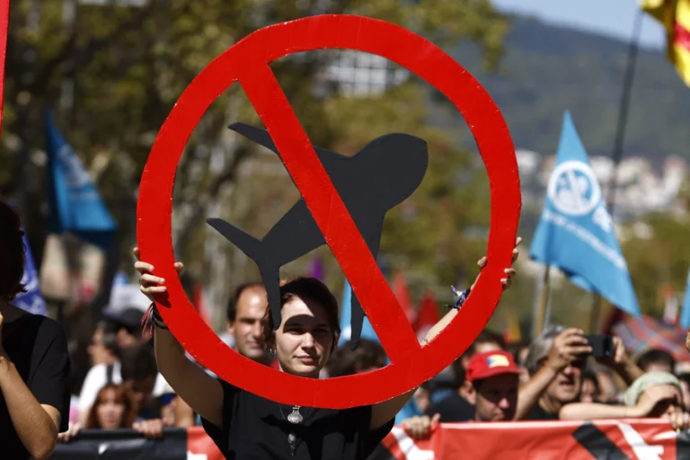 Miles protestan en Barcelona contra la ampliación del aeropuerto