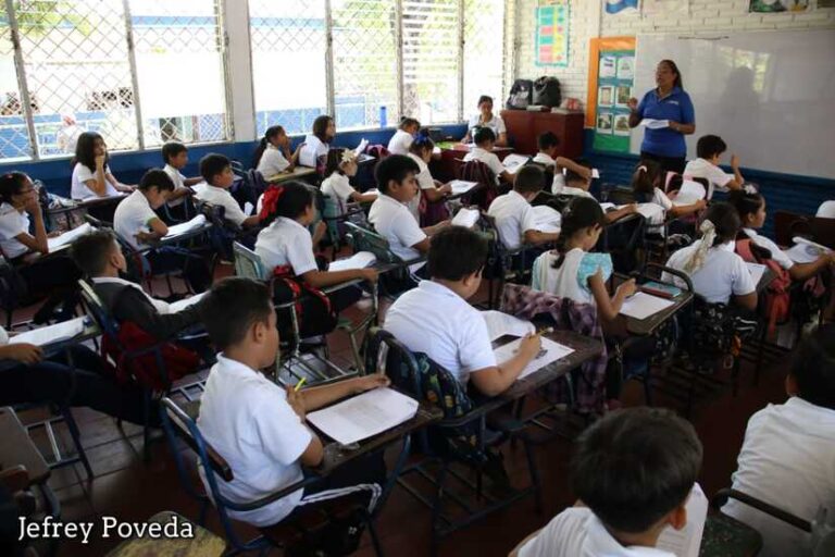 Estudiantes se preparan para el corte evaluativo