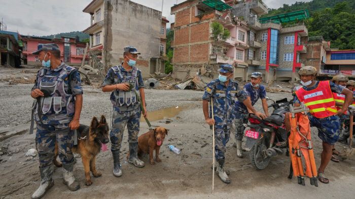 Nepal intenta localizar cajas fuertes de 20 bancos arrastrados por inundaciones