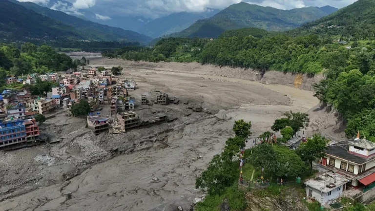 Incrementa a 1.143 los muertos por riada en Nepal y China