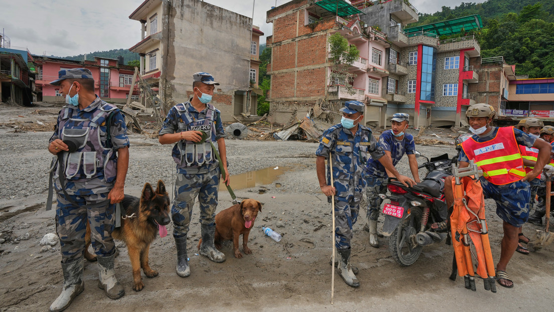 Nepal intenta localizar cajas fuertes de 20 bancos arrastrados por inundaciones