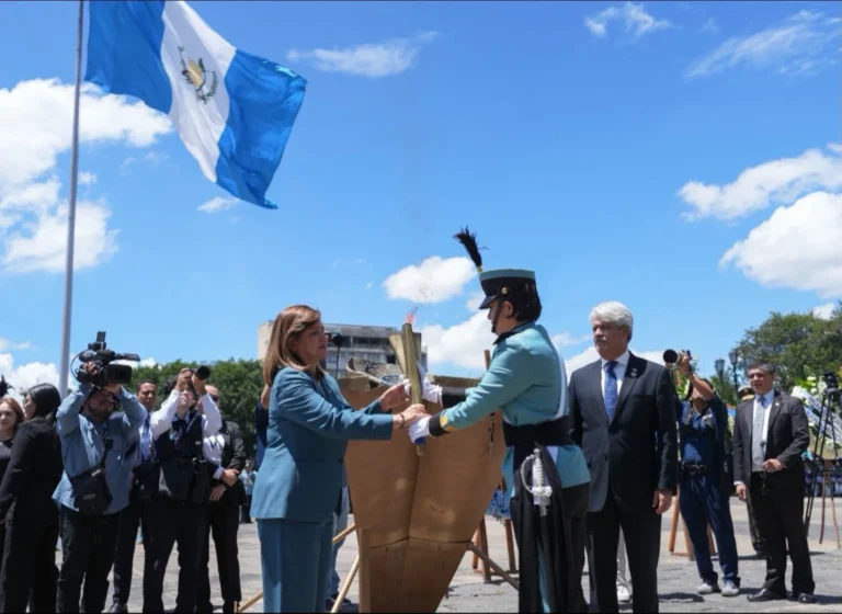 Presentes en Encendido del Fuego Patrio