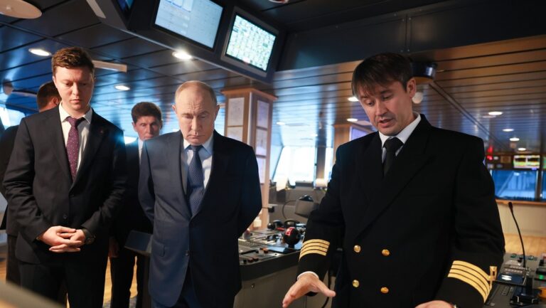Putin inspecciona el Kapitan Yunak, el rastrero de pesca más moderno