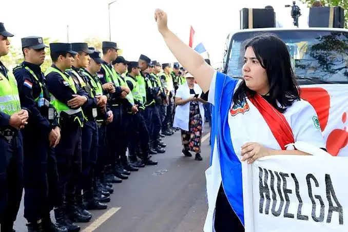 Trabajadores de salud exigen aumento salarial en Paraguay