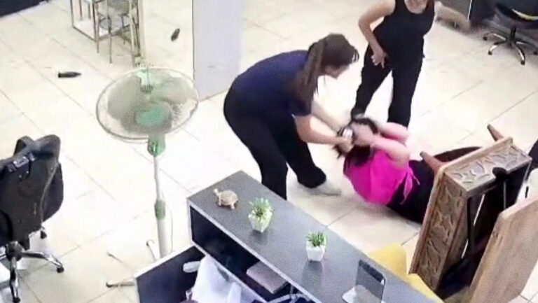 No le gustó el corte de cabello de su hija y agrede a peluquera