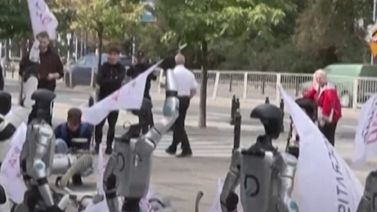 Robots protestan contra la IA en Polonia