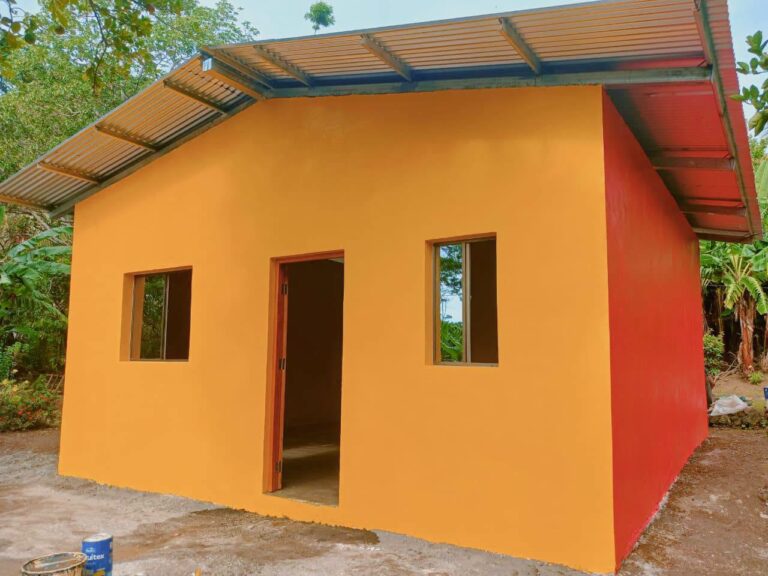 Familia de la comunidad Pul recibe su nueva vivienda
