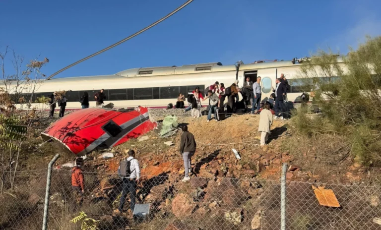 Choque entre dos trenes de alta velocidad deja víctimas mortales en España