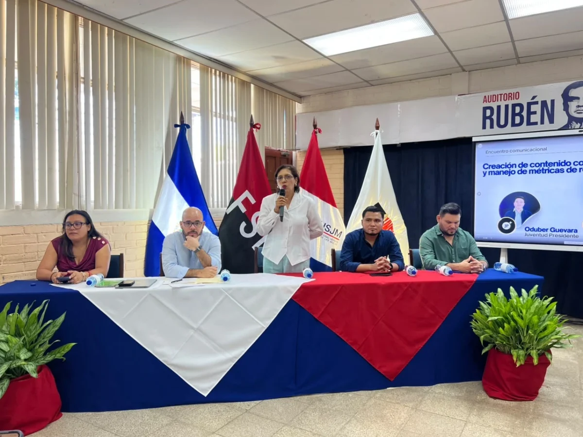 Comunicadores y estudiantes universitarios intercambian conocimientos sobre inteligencia artificial