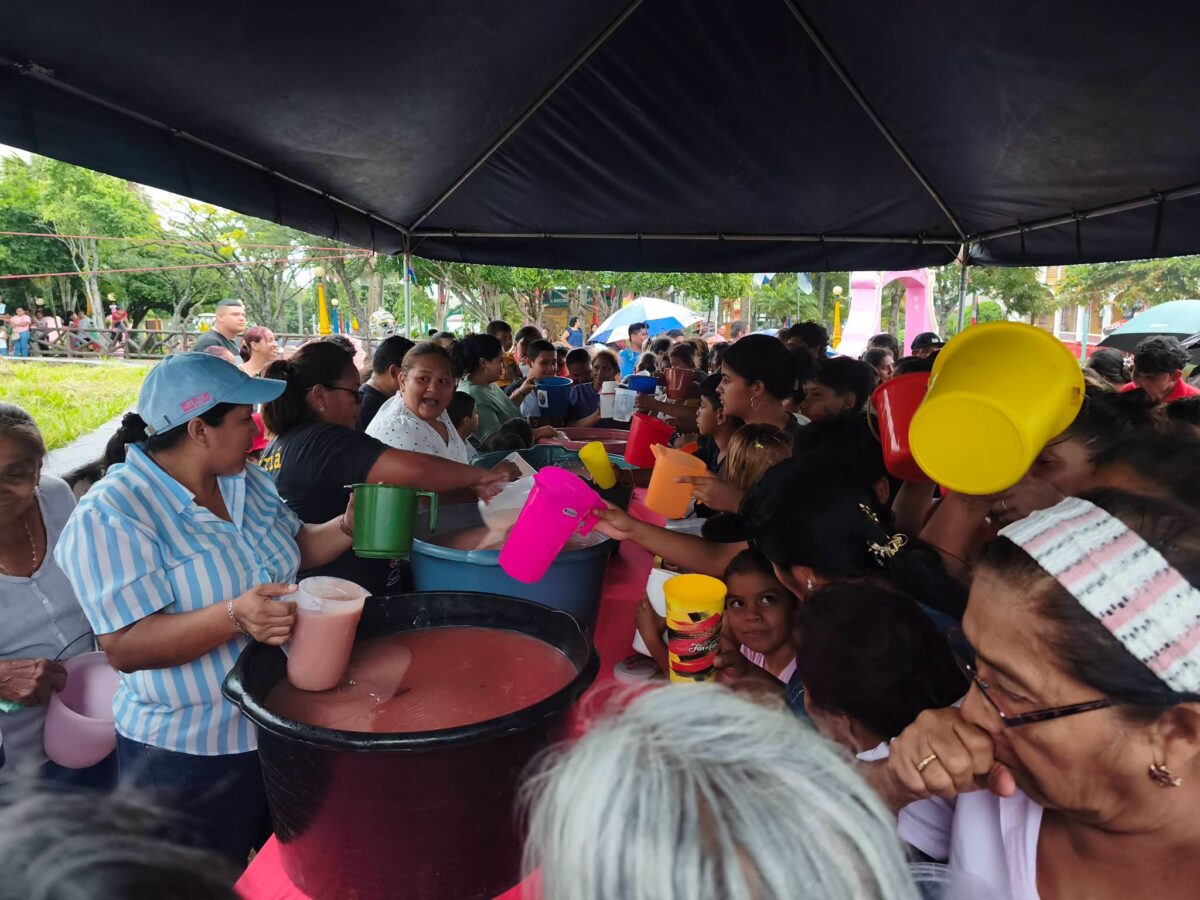 Reparten el tradicional Atol de Ánima en Diriá
