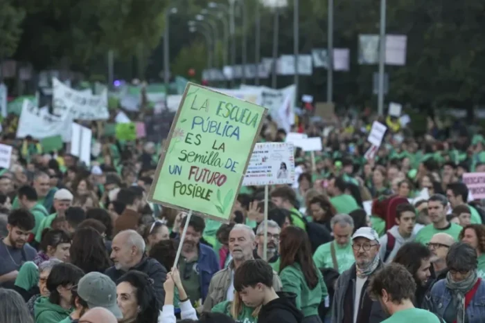 Docentes de Madrid cumplen tercera semana de huelga indefinida