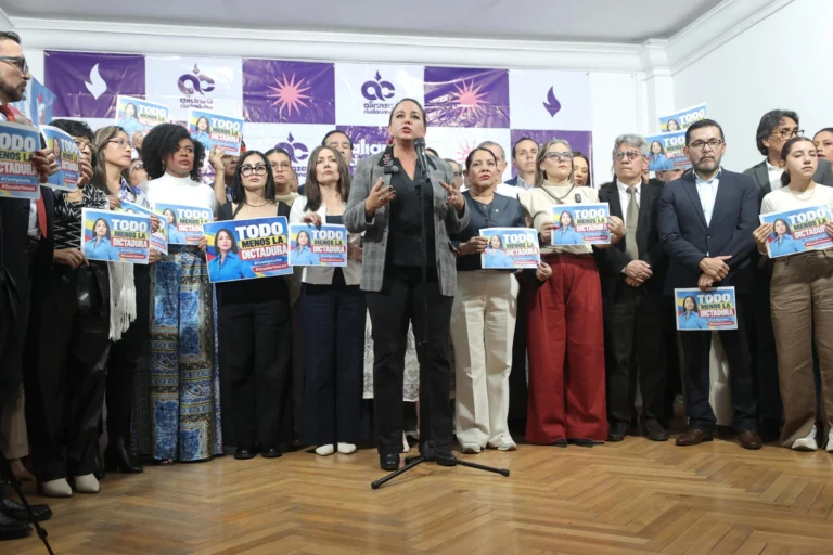 Califican de “arbitrariedad” la aprehensión de Luisa González en Ecuador