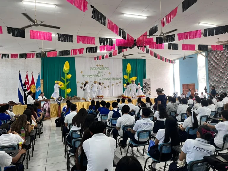 Estudiantes normalistas comparten vocación magisterial