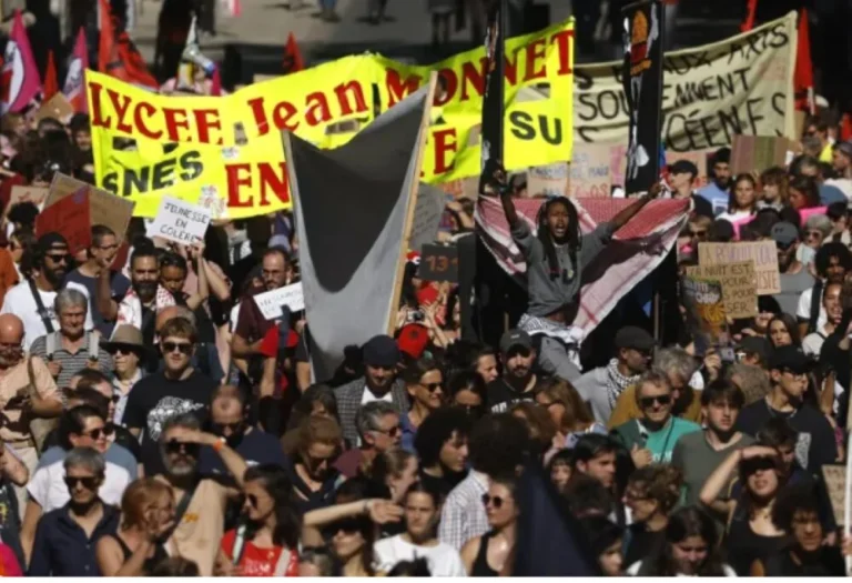 Estudiantes de Francia mantienen las protestas y convocan a una nueva manifestación el 5 de noviembre