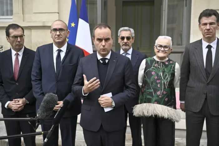 Francia impone toque de queda parcial