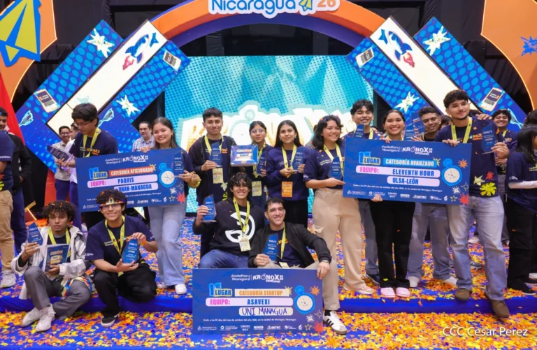 Premian a ganadores de Hackathon 2026