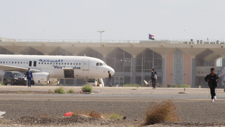 Hutíes ordenan evacuar aeropuerto de Adén tras caída de un misil