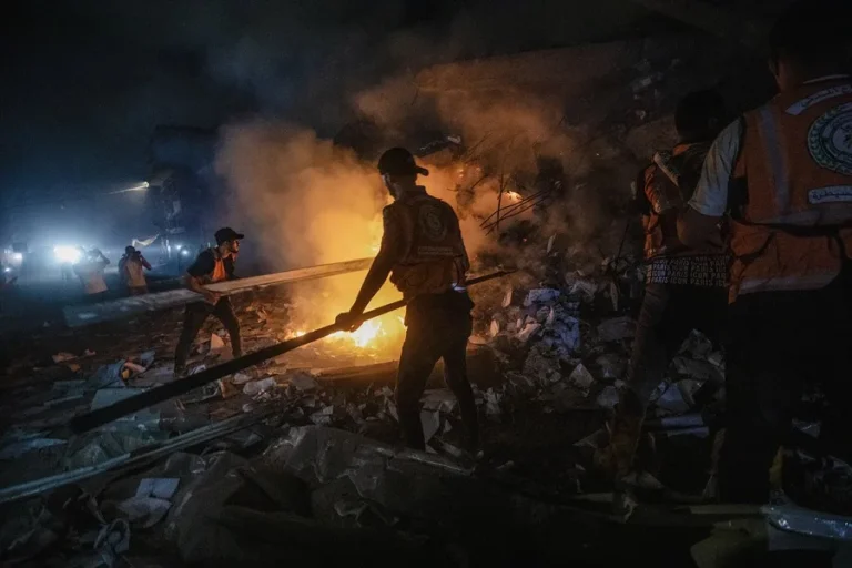 Más de 800 palestinos perdieron sus refugios tras un incendio en un campamento para desplazados en Shujaiya, al este de la ciudad de Gaza.