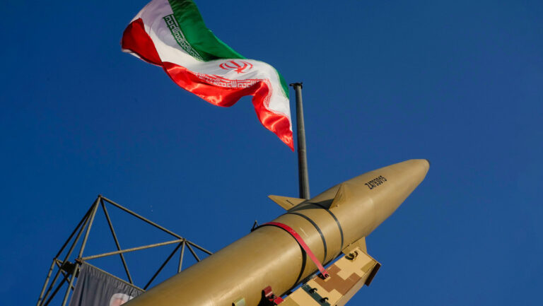 Irán prueba nuevas armas de combate