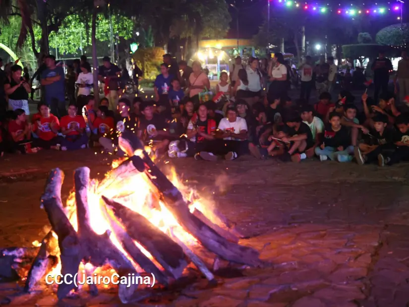 Juventud de Nindirí rinde homenaje a héroes y mártires con fogata revolucionaria