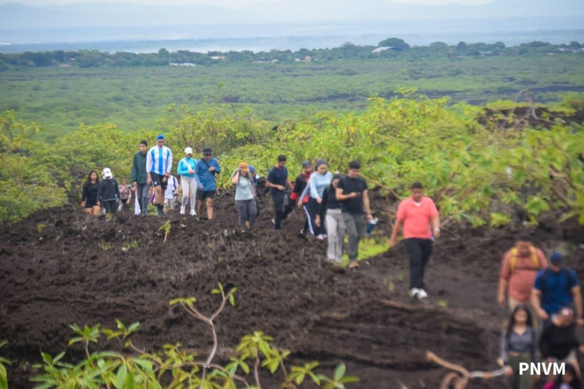 MARENA promueve senderismo ambiental en el Volcán Masaya