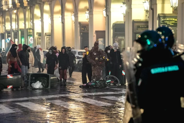 Protestas por el alto costo de la vida terminan en enfrentamientos en varias ciudades de Italia
