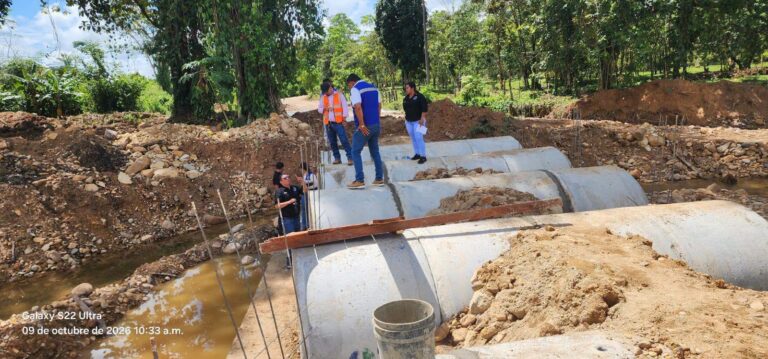 Bonanza construye puente vehicular y alcantarilla de concreto