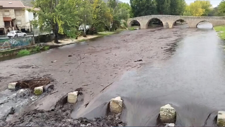 Río Alberche se tiñe de negro tras lluvias que apagaron incendio en España