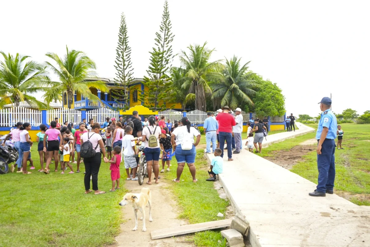 Inauguran en Sandy Bay 1.200 metros de andenes peatonales