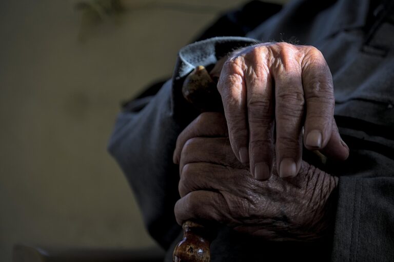 ¡Insólito! Abuelos deben de pedir permiso para abrazar a sus nietos