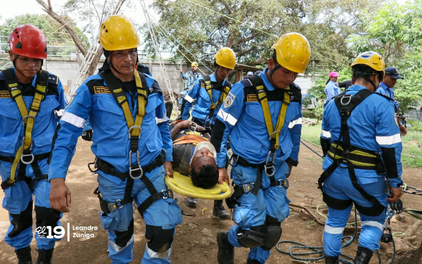 Bomberos realizan demostración de rescate de una persona