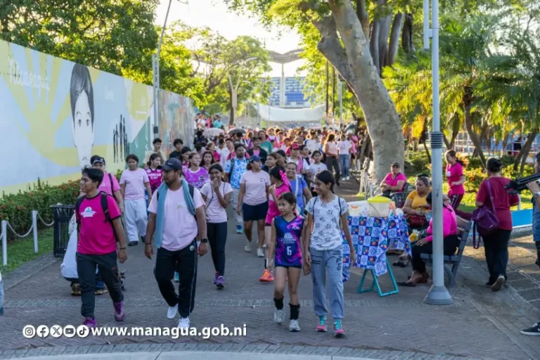 Atletas participan en caminata contra el cáncer de mama